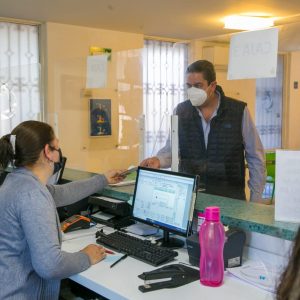 ALCALDE CHEMA MORALES ACUDE A PAGAR LA ANUALIDAD EN COMPARA1