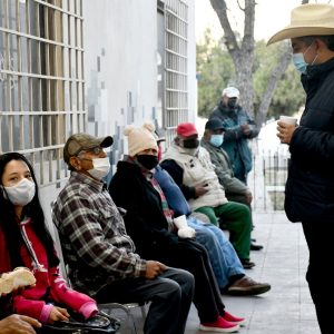 Alcalde visitó a pensionados que hacían fila para cobrar sus percepciones1
