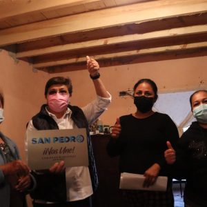 BENEFICIA ALCALDESA A FAMILIAS DE COMUNIDADES CON ENTREGA DE TECHOS
