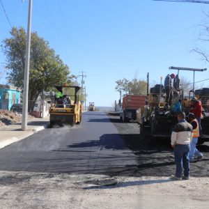 CONTINÚA OBRA DE PAVIMENTACIÓN EN LA CALLE FLORES MAGÓN