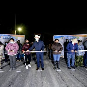 Cortan listón para entrega de obra de pavimentación
