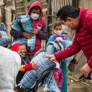 ENTREGA CHEMA MORALES COBIJAS EN SECTORES VULNERABLES