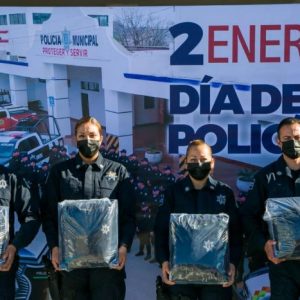 ENTREGA DE UNIFORMES A POLICIAS POR PARTE DEL ALCALDE CHEMA MORALES 01