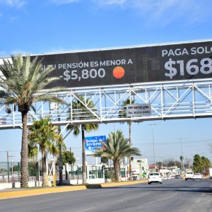 Pantallas gigantes ya se ubican sobre los puentes en el bulevar Pape1