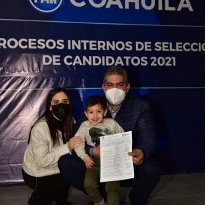 Alfredo Paredes López firma su registro como candidato a Diputado Federal