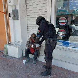 Entrega de comida a personas que lo necesitan