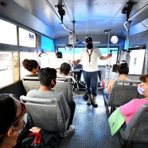Entrega de cubrebocas sanitización de vehículos y domicilios