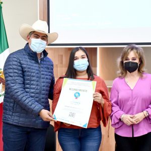 Entrega de distintivos a empresarios del sector comercial