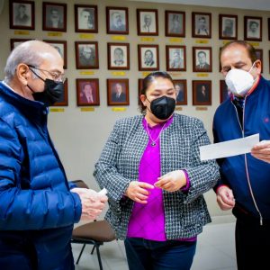 Entrega gobierno Municipal cheques del seguro de vida a esposas de 3 trabajadores fallecidos1