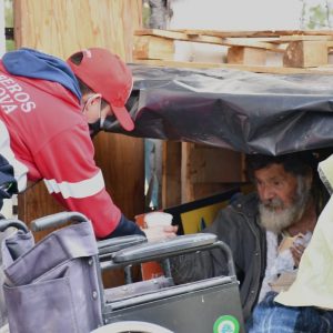 Personas en situación de calle se les apoya con cobertores, pan y café