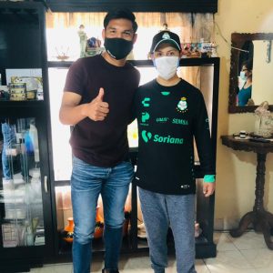 VISITAN ALCALDE Y AGUIRRE A JOVEN CONVALECIENTE