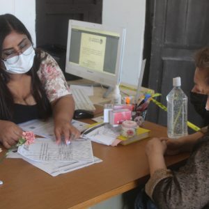 APOYAN A ADULTOS MAYORES EN REGISTRO DE VACUNA COVID 191