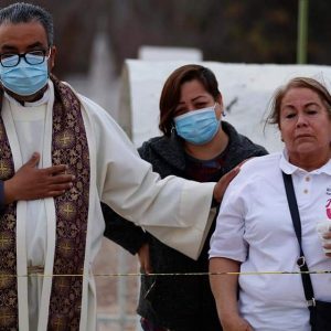 REALIZAN ORACIÓN EN EXHUMACIÓN MASIVA EN TORREÓN