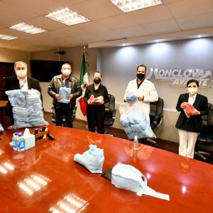 Reciben donativo que hizo Bordados Tony