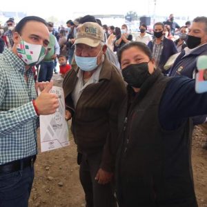 ¡Compromiso cumplido! Entrega Manolo escrituras en la Mario Ortiz1