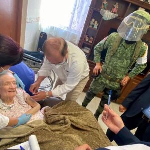 APLICA SECRETARIO DE SALUD COAHUILA DOSIS ANTICOVID EN ASILOS