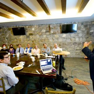 Agentes de Seguros presentan al alcalde contenido de su proyecto de capacitación1