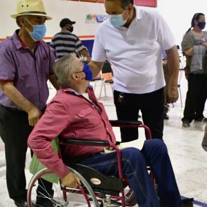 Alcalde atiende a personas mayores de 60 años que acuden al registro de vacunación1