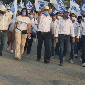 Alfredo Paredes recorre calles de Monclova acompañado por el dirigente nacional del PAN Marko Cort