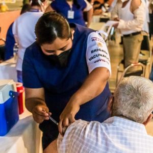 Aplicación de la segunda dosis contra el COVID-19 para adultos mayores