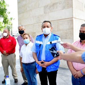 Alcalde invita a participar entregando botellas en los centros de acopio1