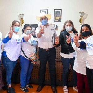 Alfredo Paredes visita a los vecinos del Mezquital del Valle1