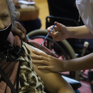 DEFINEN PROTOCOLO PARA LA APLICACIÓN DE VACUNA ANTICOVID DEL RANGO DE EDAD DE 50 A 59 AÑOS1