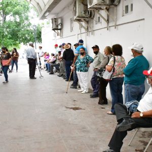 Alcalde se preocupa por abuelitos que acuden a cobrar la pensión