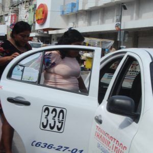 Como si ya hubiera pasado la pandemia usuarios abordan taxis sin cubrebocas