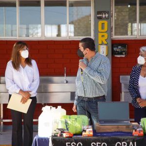 CHEMA MORALES ACUDE A ENTREGAR EL PROGRAMA ECUELAS AL 501