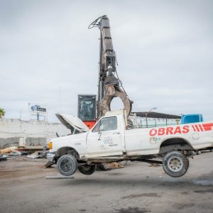 Destruyen vehículos municipales en desuso