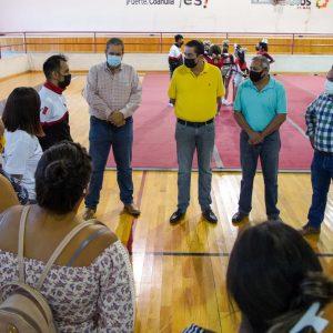 ENTREGA CHEMA MORALES EQUIPO A ACADEMIA DE PORRISTAS1