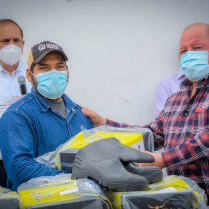 Entrega Gobierno Municipal uniformes al sindicato de Obras Públicas