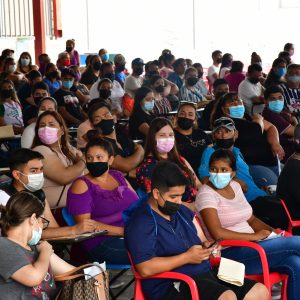 Miles de jóvenes acudieron para que les fuera aplicada la vacuna anticovid