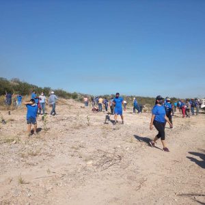 Padres de familia pusieron manos a la obra para sembrar los arbolitos1