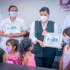 Reconoce DIF Municipal a brigadista de vacunación infantil1