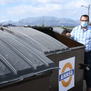Ayuntamiento y el patronato de limpieza de AHMSA entregan 50 contenedores1 (2)
