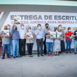 Entrega de 21 escrituras a residentes de colonias al norte de la ciudad