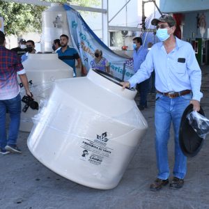 Novena entrega de tinacos