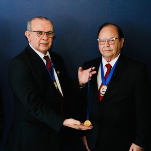 RECONOCEN A SECRETARIO DE SALUD DE COAHUILA CON PRESTIGIOSA PRESEA