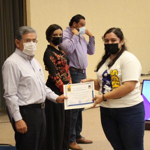Reconocen a Estudiantes con los Puntajes Más altos en el Examen de Admisión
