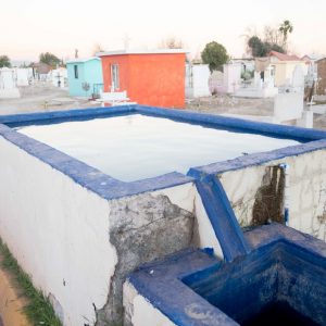 Listos para terminar de mantener limpios los panteones