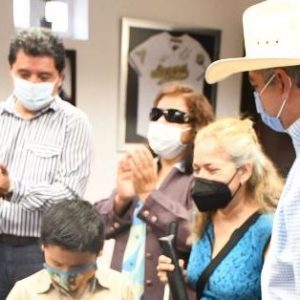 Personas con discapacidad visual reciben bastones blancosfinal