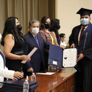 Rector de la UAdeC Entrega Títulos Profesionales a Alumnos de la Licenciatura en Economía