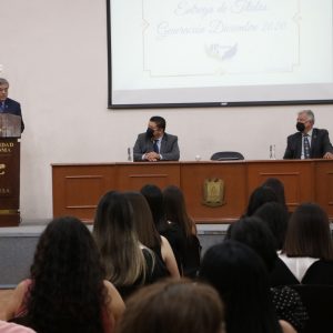 Rector entrega Títulos Profesionales a la Generación Diciembre 2020 de la FCA