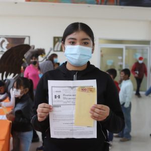 BENEFICIARIOS DEL PROGRAMA “SEMBRANDO SUEÑOS” RECIBEN SU BECA1