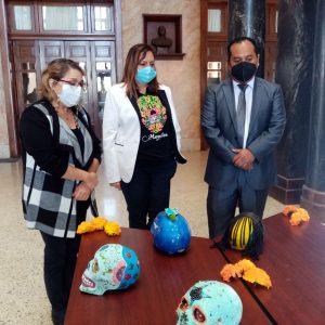 En el Lobby del Ateneo Fuente se Invita a la Exposición Monarca