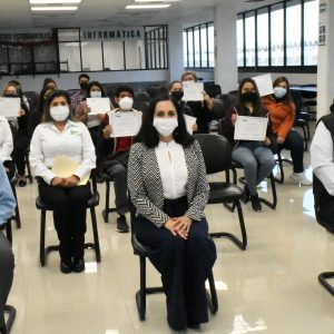 Entrega de reconocimientos a estudiantes que adoptaron un amigo