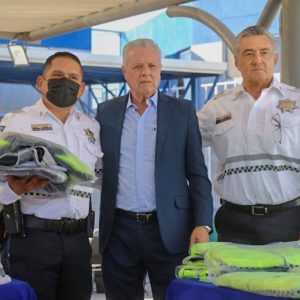 Jorge Zermeño Infante entrega 317 uniformes nuevos a Tránsito y Vialidad1