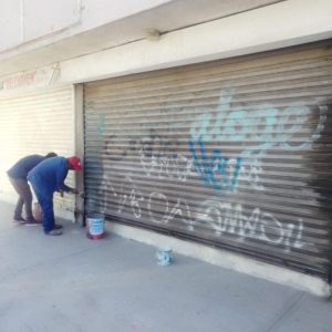 Municipio continúa eliminando grafitis del centro de Torreón1